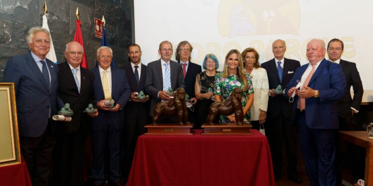 Foto de Loro Parque entrega el Premio Gorila 2019 y 2020 a la Dra.