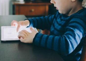 Foto de Los riesgos de un uso excesivo de pantallas en niños by